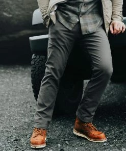 Mountain Khakis Men's Lined Mountain Pant | Classic Fit / Retro Khaki